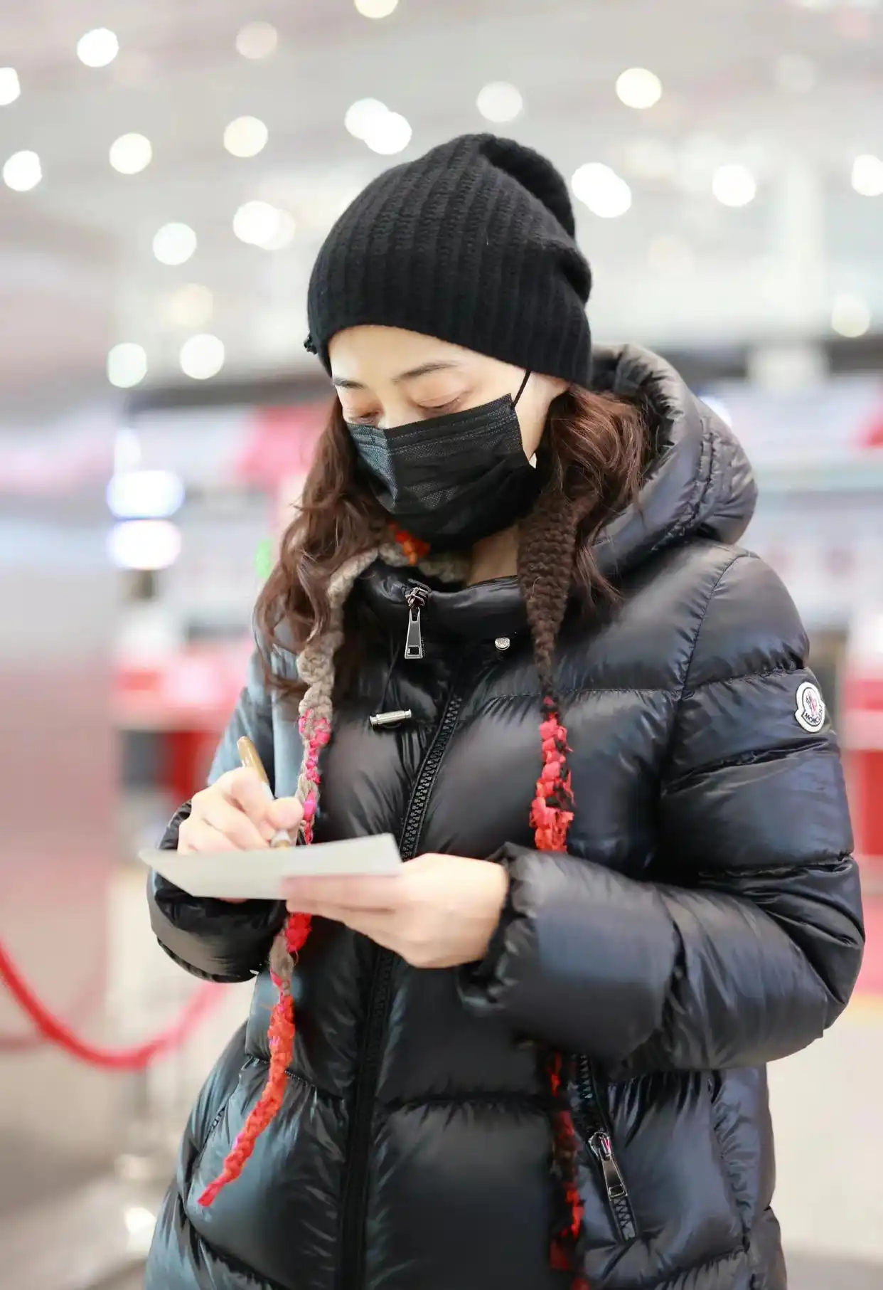 梅婷冬季棉服搭配_梅婷机场秀造型_女明星的冬装