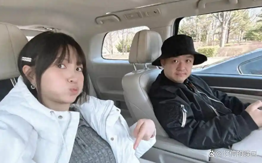 包文婧孕9月晒美照 肚大如筐仍坚持拍戏获老公陪伴