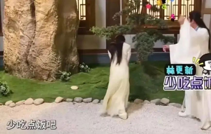 电视剧一念关山公主抱 刘诗诗公主抱轻松完成 女演员公主抱男演员讨论_女明星公主抱