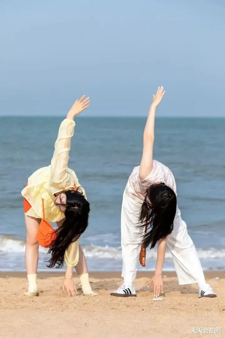 海边闺蜜拍照姿势_100种姿势摆拍双人_闺蜜海边合影技巧